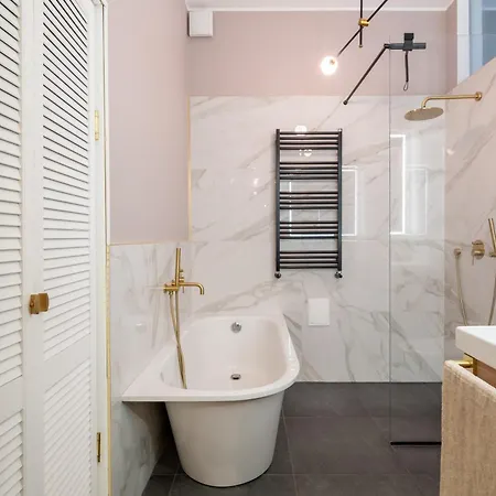 Apartment Luxury Design 2br Cozy For 5